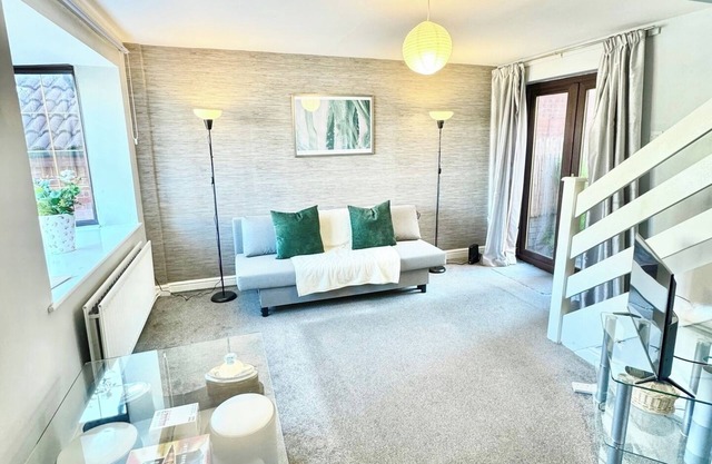 Spacious 5-Bed House with Free Parking and Garden