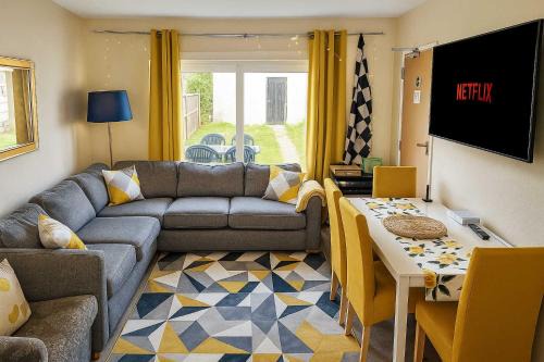 Spacious 5-Bed Home with Parking,WiFi & Self Check-In
