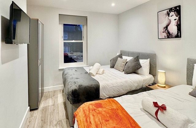 Spacious 5 bed House 3 bathrooms, 9 beds sleeps 12