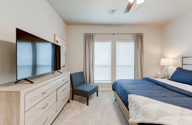 Spacious 5-Bed Retreat in Troy