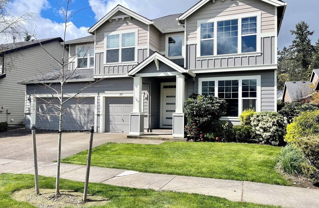 Spacious 5-Bed Retreat w/ Firepit, Pet-Friendly & Updated Interiors!