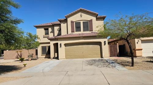 Spacious 5-bedrm home 3 min from Cardinals Stadium