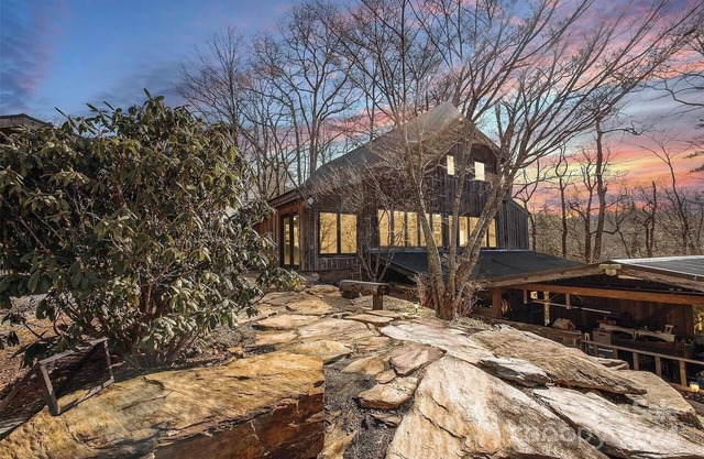 Spacious 5-bedroom house in charming Linville Falls near ski resorts!