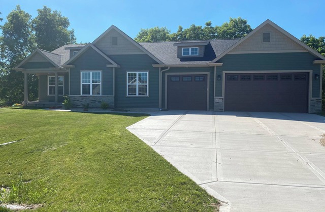 Spacious 5-bedroom house with fitness room and AC in charming Cottage Grove