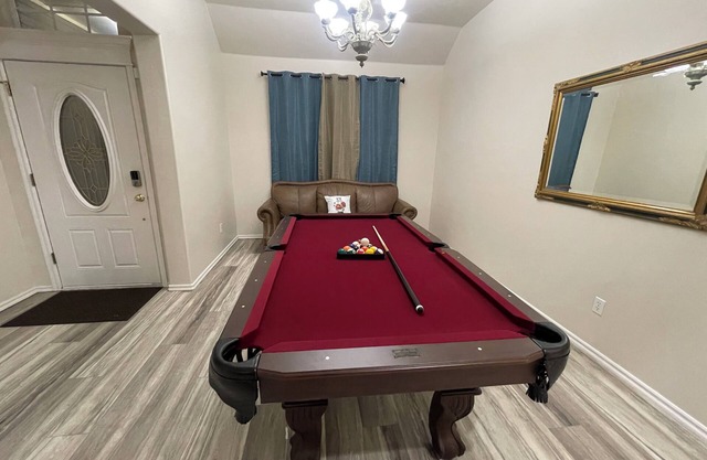 Spacious 5-bedroom house with WiFi, AC in charming Oklahoma City