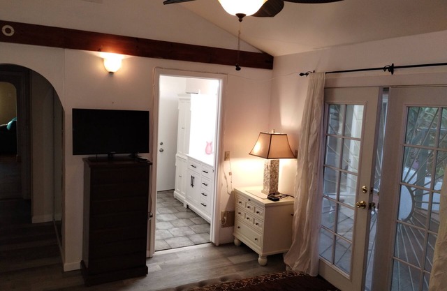 Spacious 5-bedroom house in lovely Spring Valley with WiFi, pet friendly, yard