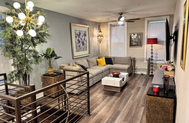 Spacious 5-bedroom, 2.5 baths Coach House in East Pilsen with A/C and WIFI