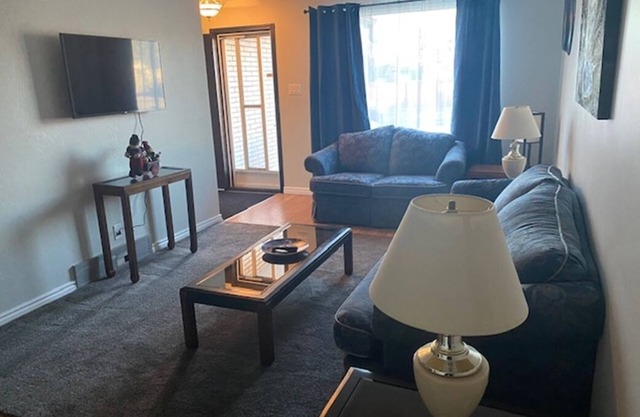 Spacious 5 Bedroom sleeps 10, 2 story semi, 2 free laundry, free parking on/ off