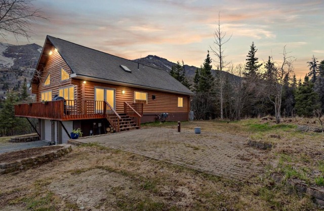 Spacious 5-bedroom chalet in Eagle River with WiFi and fitness room