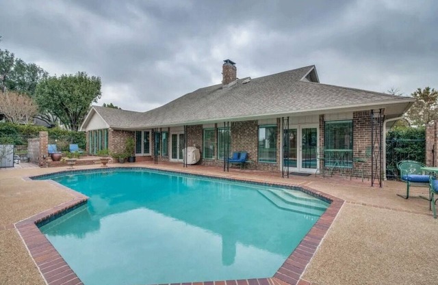 Spacious 5-bedroom executive home in prestigious community of Shepherds Glen.