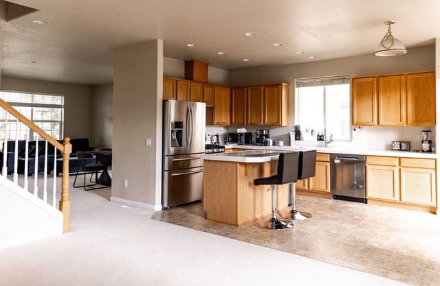 Spacious 5-bedroom Family Retreat with Workspace, Jetted Tub, and Backyard Oasis