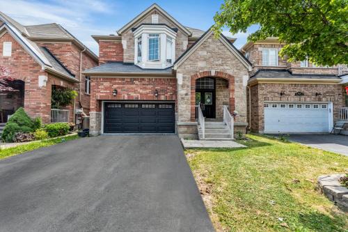 Spacious 5-Bedroom Family Home in GTA