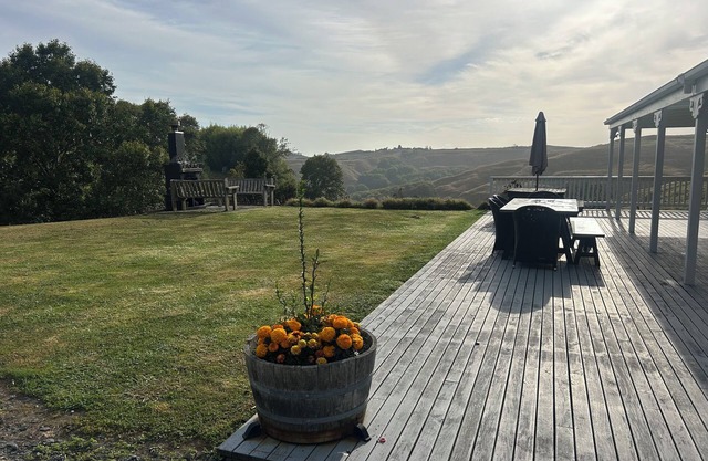 Spacious 5-bedroom farmhouse in picturesque Onewhero