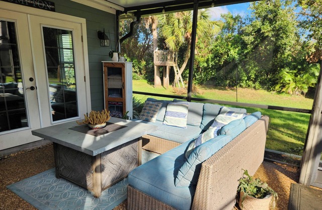 Spacious 5-bedroom Farmhouse style house in Sarasota Close to Beach Large Pool!