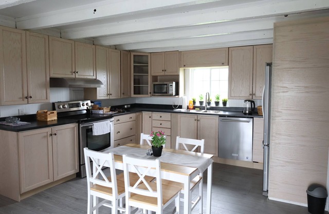 Spacious 5-bedroom farmhouse in charming Kendal, surrounded by farmlands.