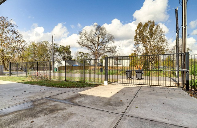 Spacious 5-Bedroom Gated Mansion in the Heart of Houston