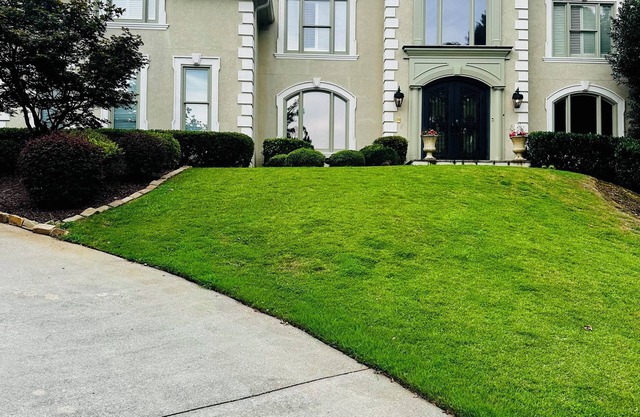 Spacious 5-bedroom house in peaceful Snellville with AC, gym, pool and spa
