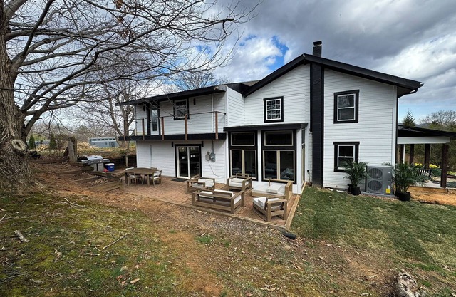 Spacious 5-bedroom house with AC, WiFi in welcoming Asheville