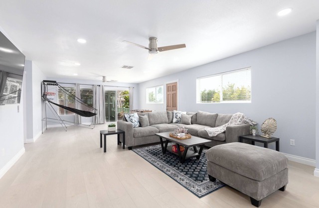 Spacious 5-bedroom house in San Diego with Games, BBQ, WiFi, AC