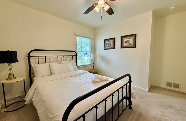 Spacious 5-bedroom house in peaceful Tonawanda with WiFi, AC