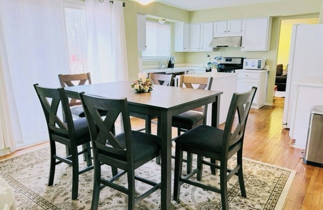 Spacious 5-bedroom house with pool table near UofM