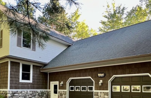 Spacious 5-bedroom home on Heart Lake in lovely Gaylord with WiFi, AC