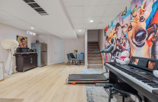 Spacious 5-bedroom house in wonderful Hamilton with fitness room, WiFi .