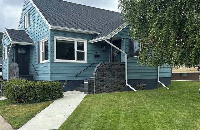 Spacious 5-bedroom house in beautiful Anaconda with Salt water Hot Tub
