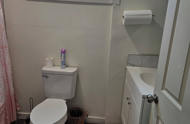 Spacious 5-bedroom house with WiFi, AC in charming Buckeye Campus Columbus