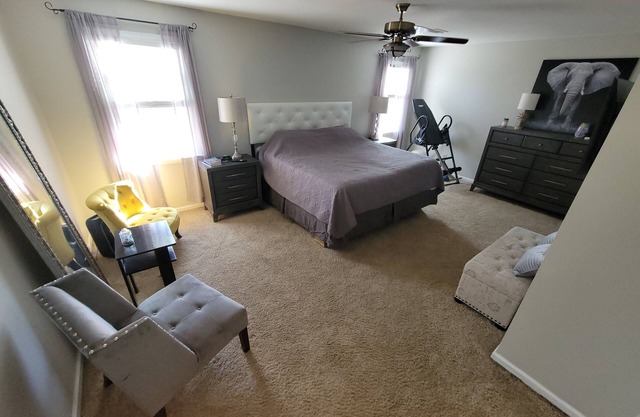 Spacious 5-bedroom house sleeps 11 in Martinez with WiFi, fitness room,pool,spa