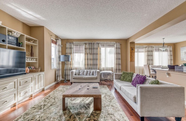 Spacious 5 Bedroom house near fish creek