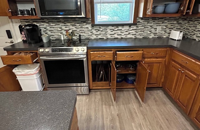 Spacious 5-bedroom house on quiet dead end road with AC, WiFi