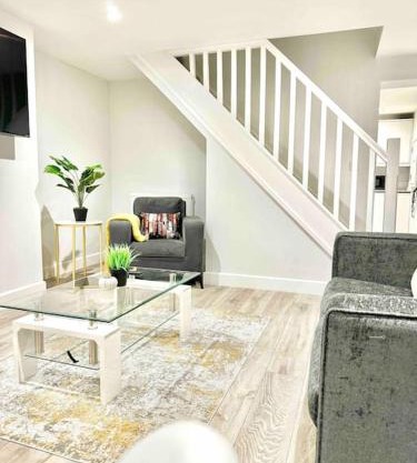 Spacious 5 bedroom House 3 bathrooms, 10 beds sleeps 13