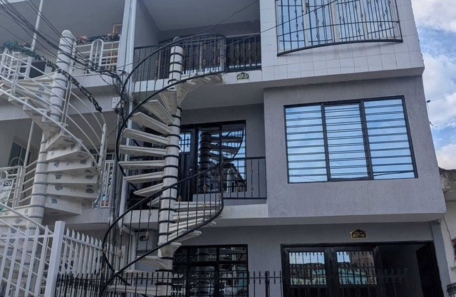 Amplia casa de 5 dormitorios con garaje y cocinas dobles