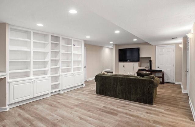 Spacious 5-bedroom house in amazing Aurora with WiFi, AC