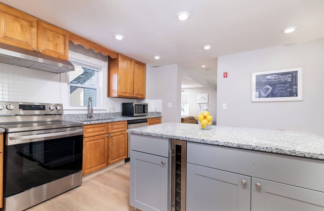 Spacious 5-bedroom house with AC, WiFi and parking in Boston