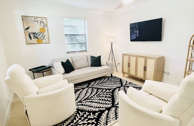 Spacious 5-bedroom house in fabulous Naples - 1 mile to the beach!