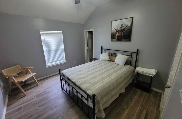Spacious 5-bedroom king bed with a pool in wonderful Mission