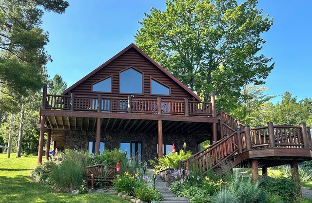 Spacious 5-bedroom lakefront house in charming Vulcan with WiFi, AC
