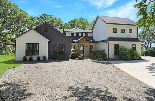 Spacious 5-bedroom Lakehouse on Cedar Creek Reservoir. Sleeps 17 comfortably.