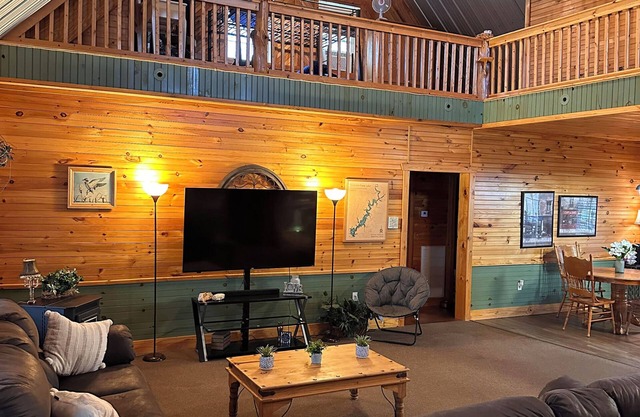 Spacious 5-bedroom lodge with boat trailer parking, @ Lake Tenkiller, in Cookson