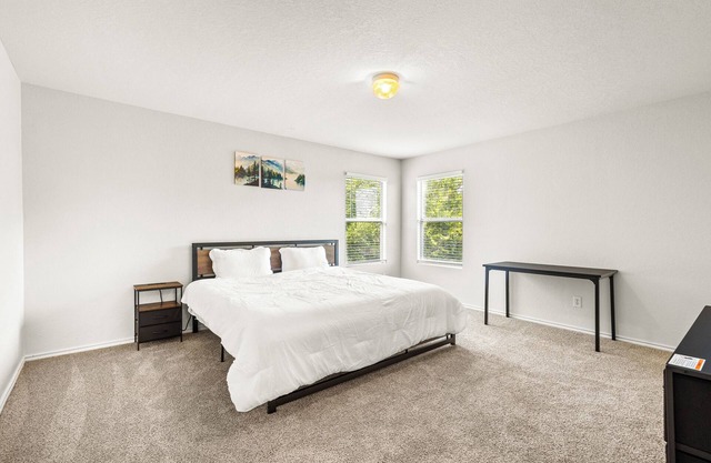 Spacious 5 bedroom San Antonio home. Convenient access to Seaworld and Lackland