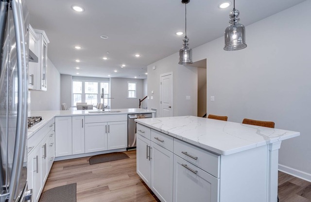 Spacious 5-bedroom townhome in marvelous Alexandria