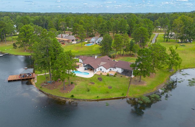 Spacious 5-bedroom lake home with WiFi, AC in charming Hattiesburg