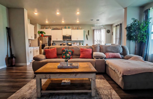 Spacious 5-bedroom house in marvelous Lake Charles with AC, WiFi