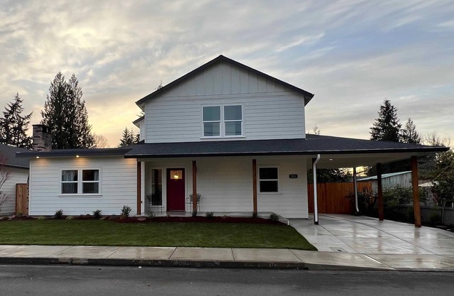 Spacious 5 Bedroom Wine Country Retreat & Hot tub