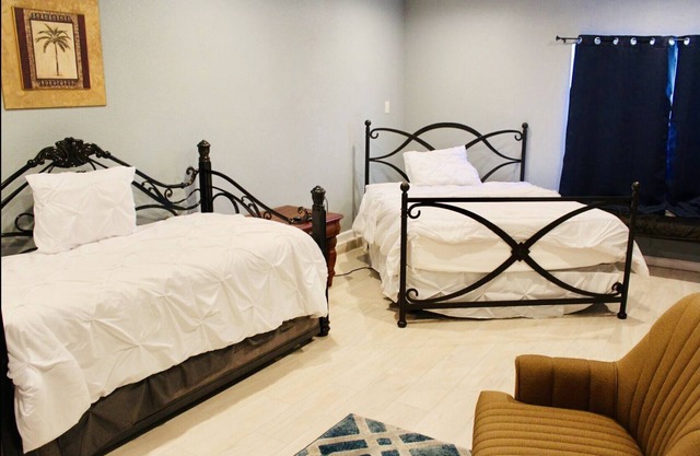 Spacious 5-bedroom house in San Antonio Comfort with AC, WiFi, SeaWorld Area