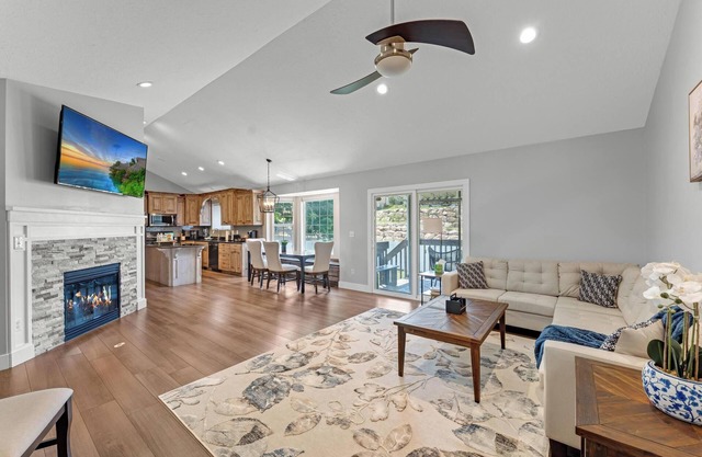 Spacious 5-bedroom retreat with AC and WiFi inSouth Ogden. Relax in our Hot Tub