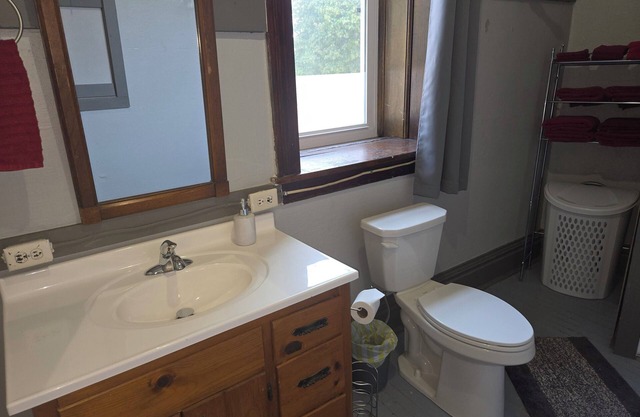 Spacious 5-bedroom Dual apartment on the Trail w/WiFi, AC