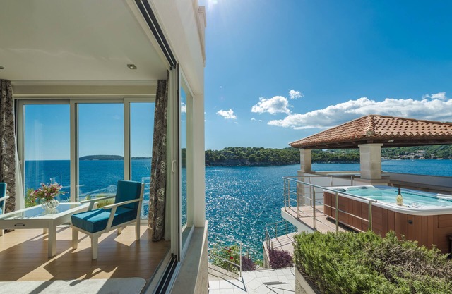 Spacious 5 bedroom Villa K with sea access